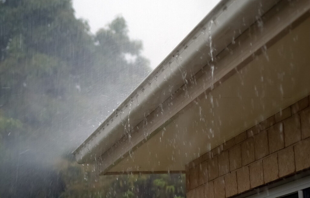 Harde regen op dak met dakgoot