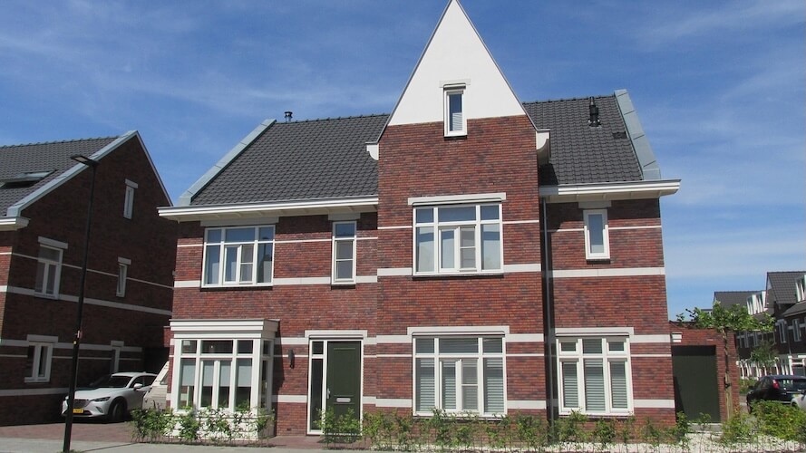 Nieuwbouwwoning met uitstekende dakgoot