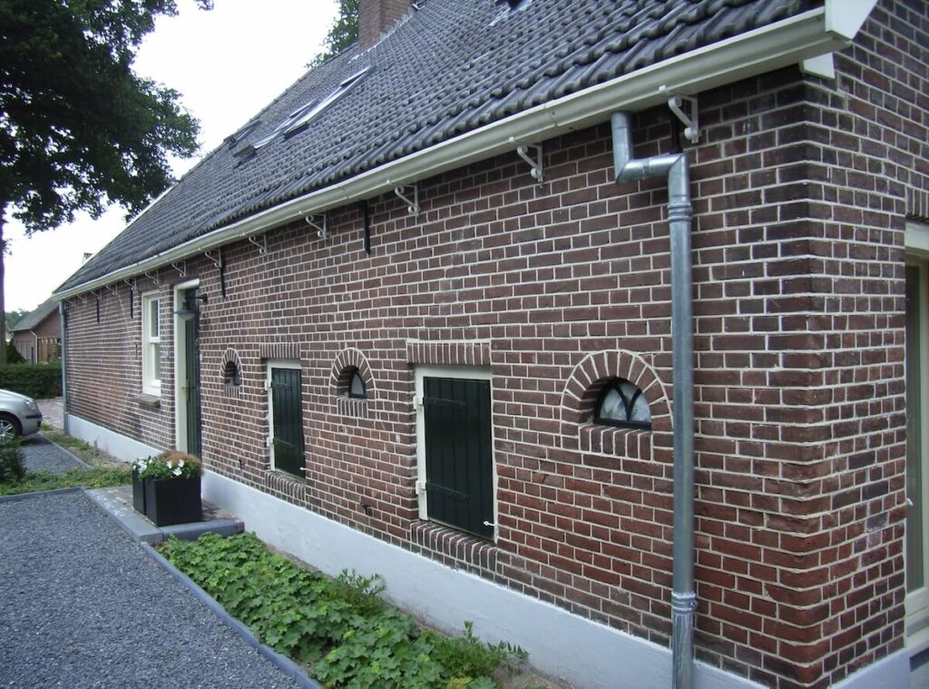 Gietijzeren dakgoot met zinken regenpijp